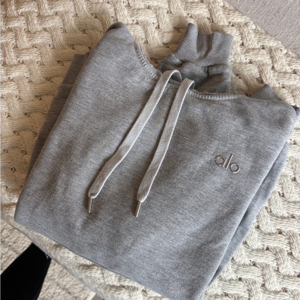 ALO Yoga Men's Light Gray Turtleneck Sweater